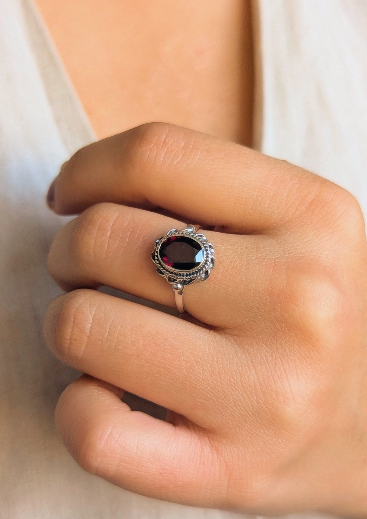 Rosie the Riveter Boho-Granat-Ring