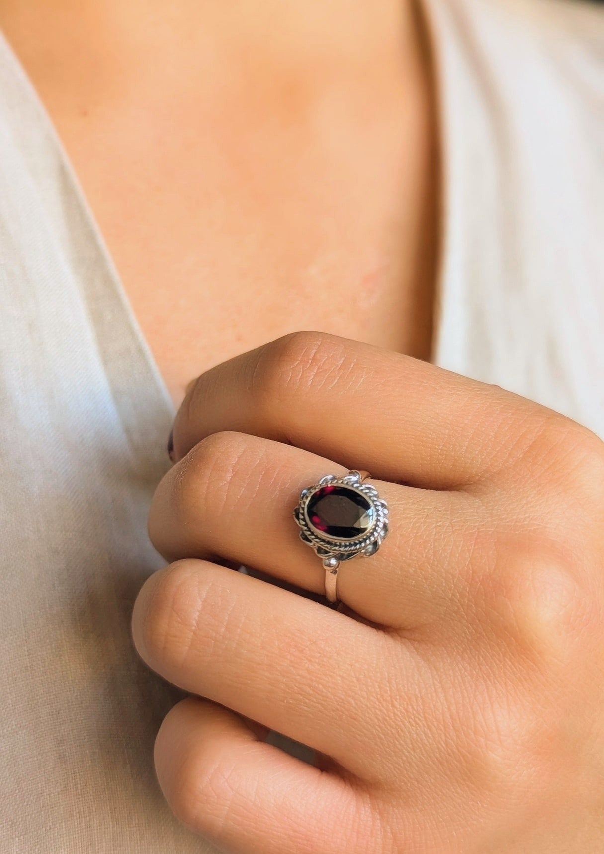 Rosie the Riveter Boho-Granat-Ring