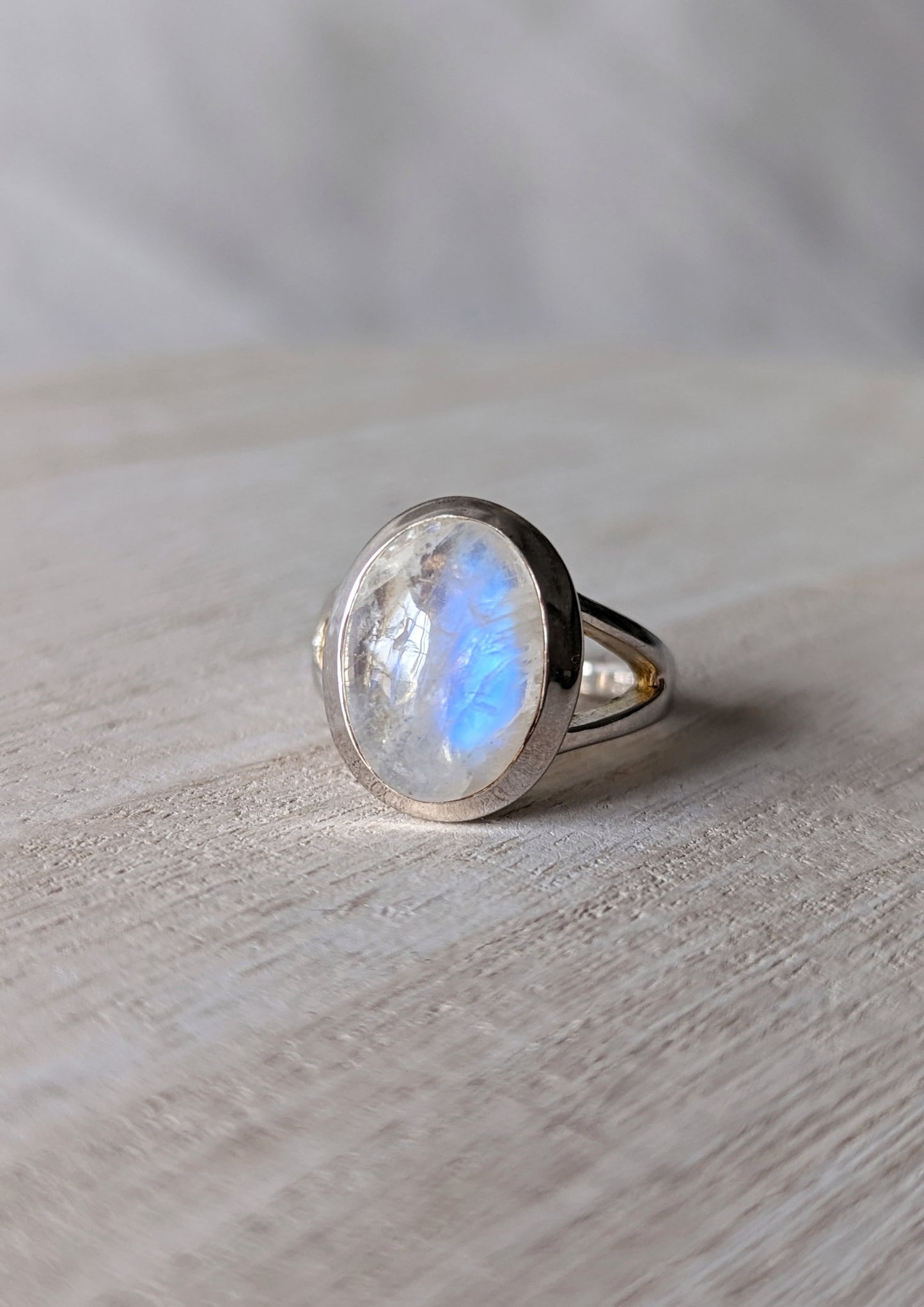 Beyoncé-Ring mit klobigem Mondstein