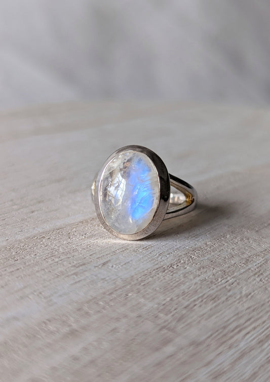 Beyoncé-Ring mit klobigem Mondstein