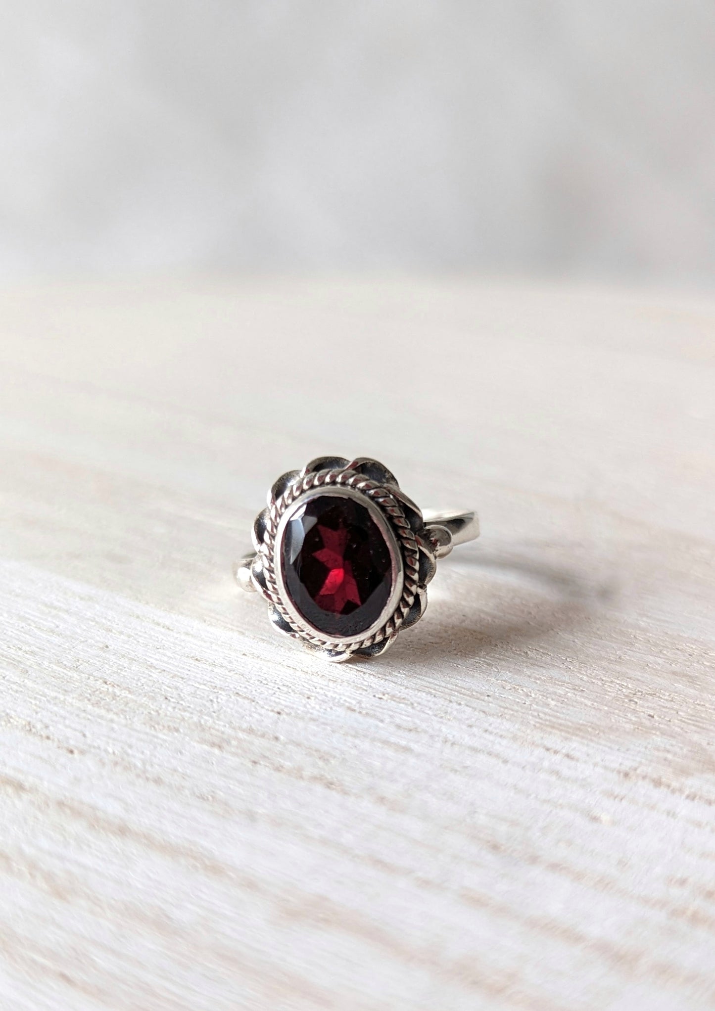 Rosie the Riveter Boho-Granat-Ring