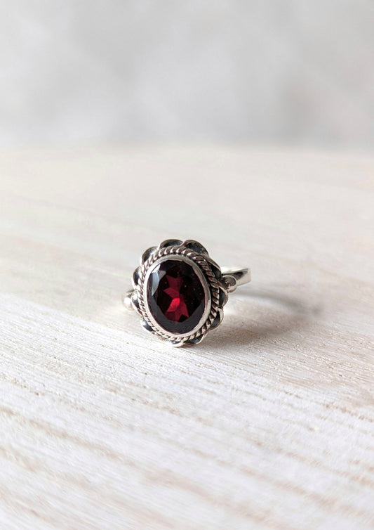 Rosie the Riveter Boho-Granat-Ring