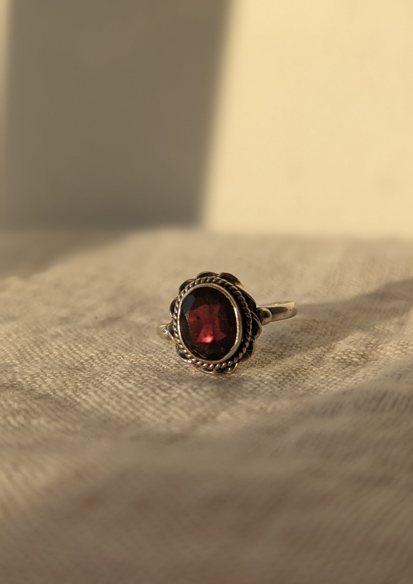 Rosie the Riveter Boho-Granat-Ring