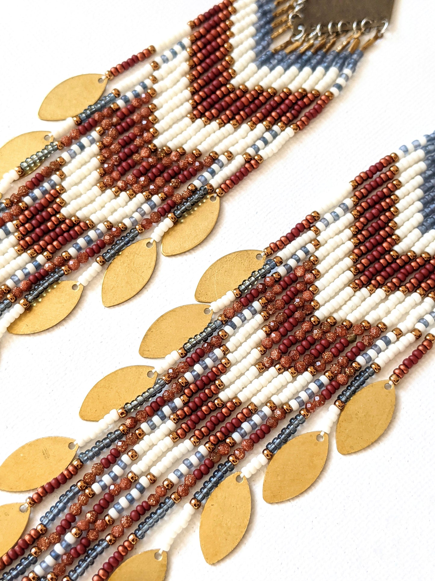 Boucles d'oreilles en perles de grès et feuilles d'Alicia