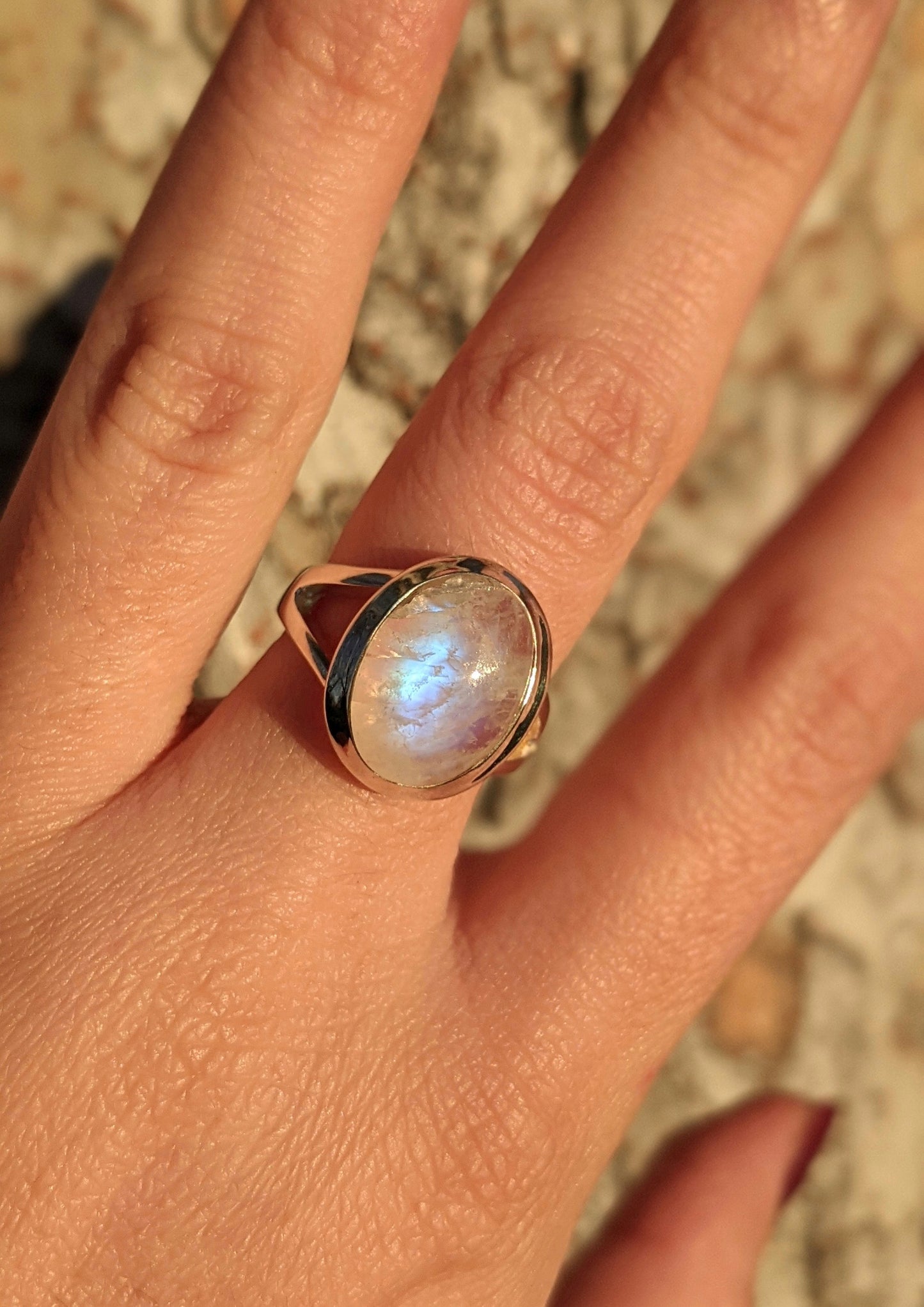 Beyoncé-Ring mit klobigem Mondstein